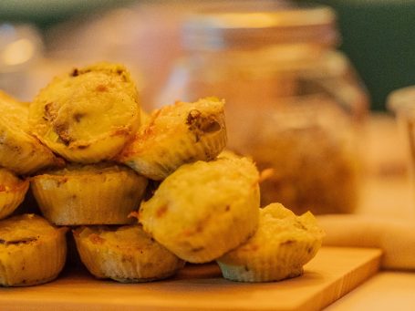 Eier-Gemüse-Muffins gestapelt auf einem Holzbrett