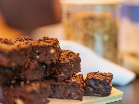 ein Stapel leckerer Brownies auf einem Holzbrett