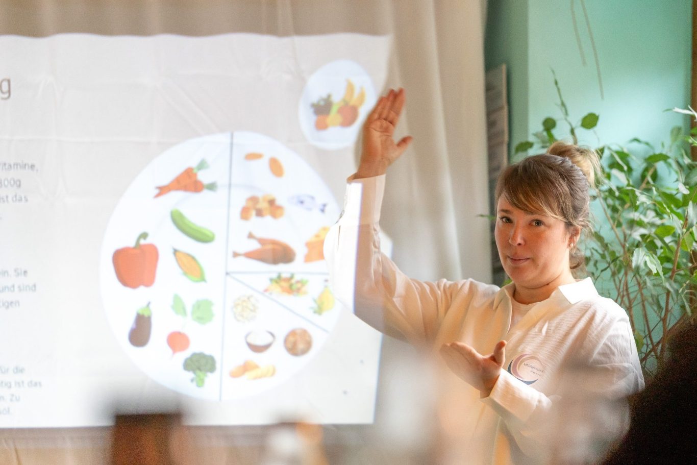 Vortrag gesunde Ernährung Eine Frau hält einen Vortrag zum Thema gesunde Ernährung