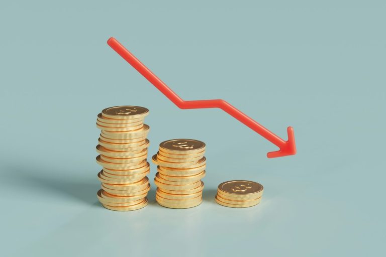 Kostenreduzierung durch weniger Krankentage Geldstapel die niedriger werden mit einem niedergehenden Pfeil